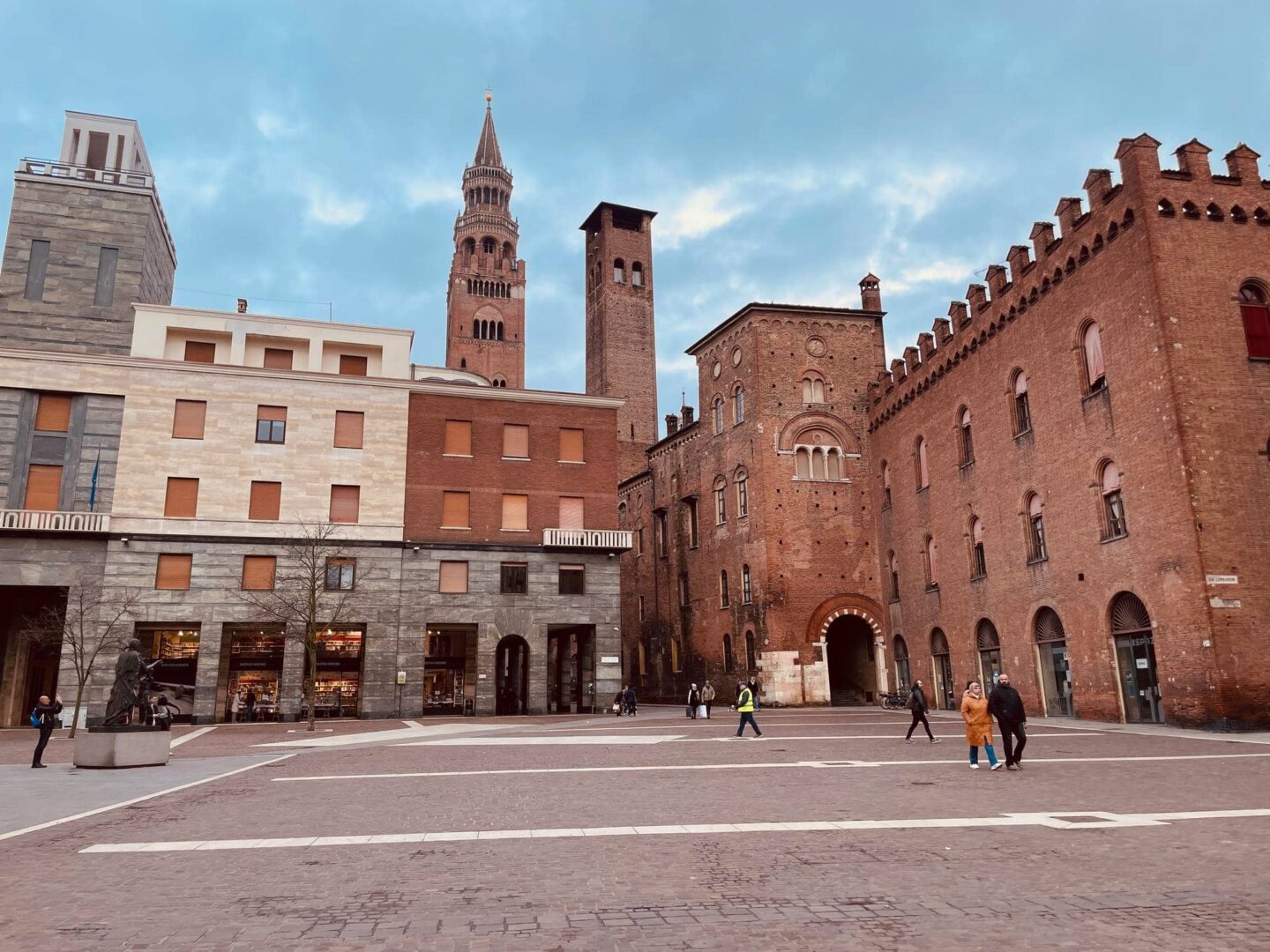 Cremona, vista del Torrazzo da Piazza Stradivari